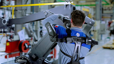 COMAU MATE IST DAS ERSTE EAWS-ZERTIFIZIERTE (ERGONOMIC ASSESSMENT WORK-SHEET) EXOSKELETTVerbesserte Ergonomie und geringere Muskel-Skelett-Ermüdung bei Arbeitern mit tragbaren Robotervorrichtungen von Comau und IUVO